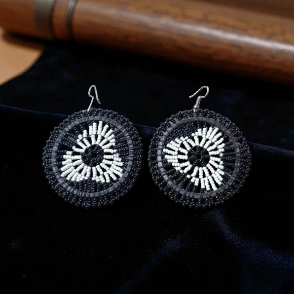 Handmade Black and white beaded circle earrings - Picture 2 of 9